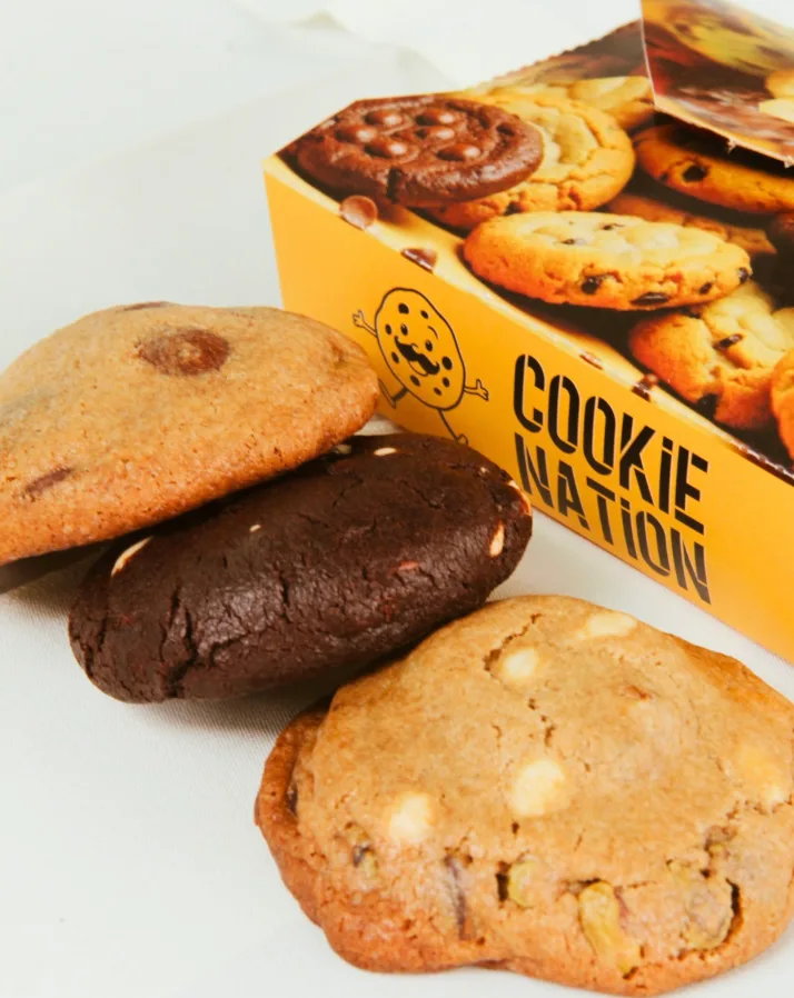 Cookies tradicionais ao lado da caixa Cookie Nation